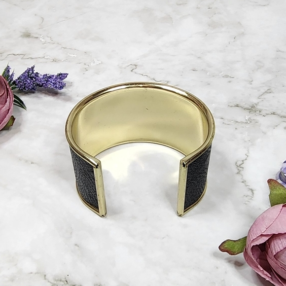 ✨️🆕️Chic Leather Medallion Cuff Bracelet - Picture 3 of 7